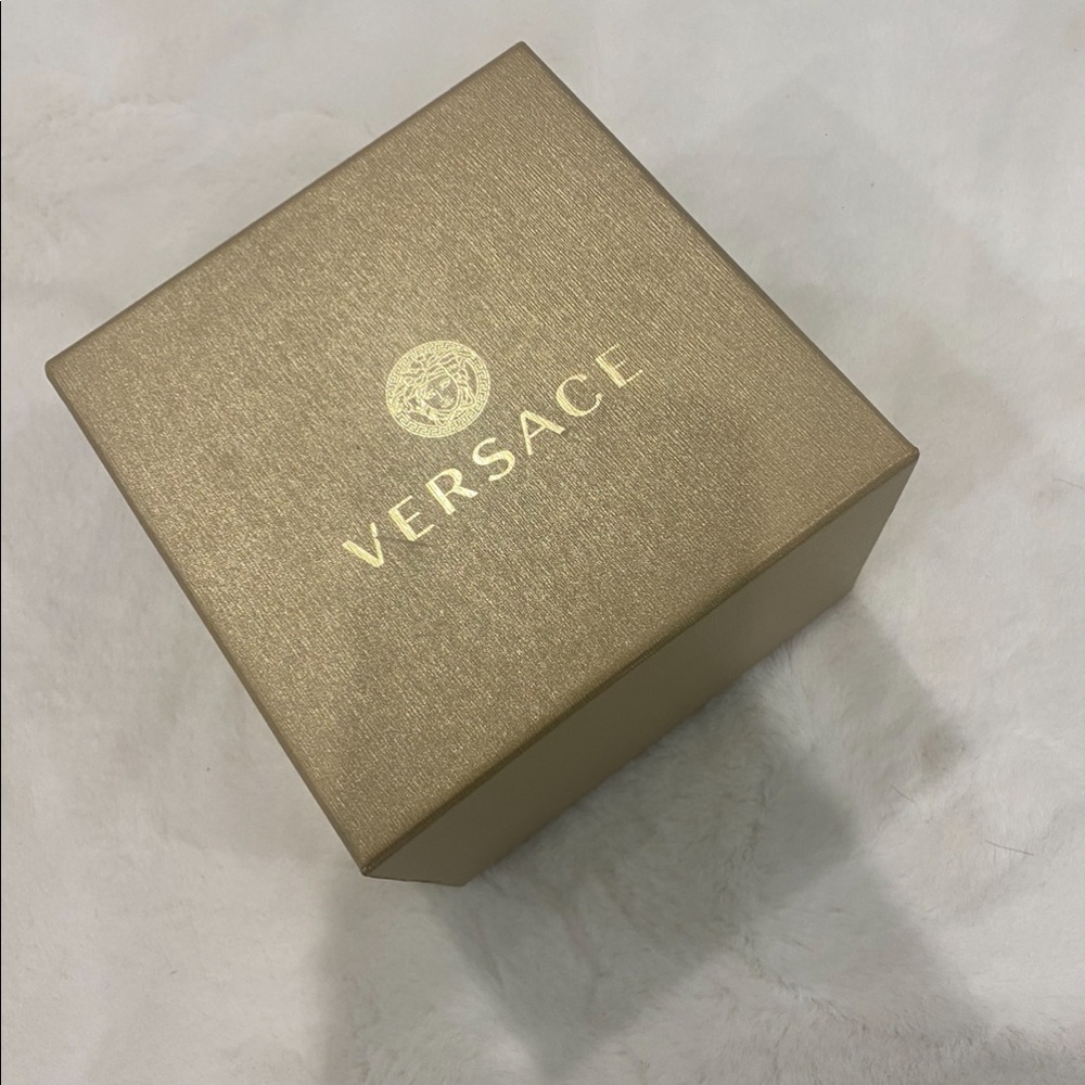 Women’s Versace watch - Picture 3 of 6